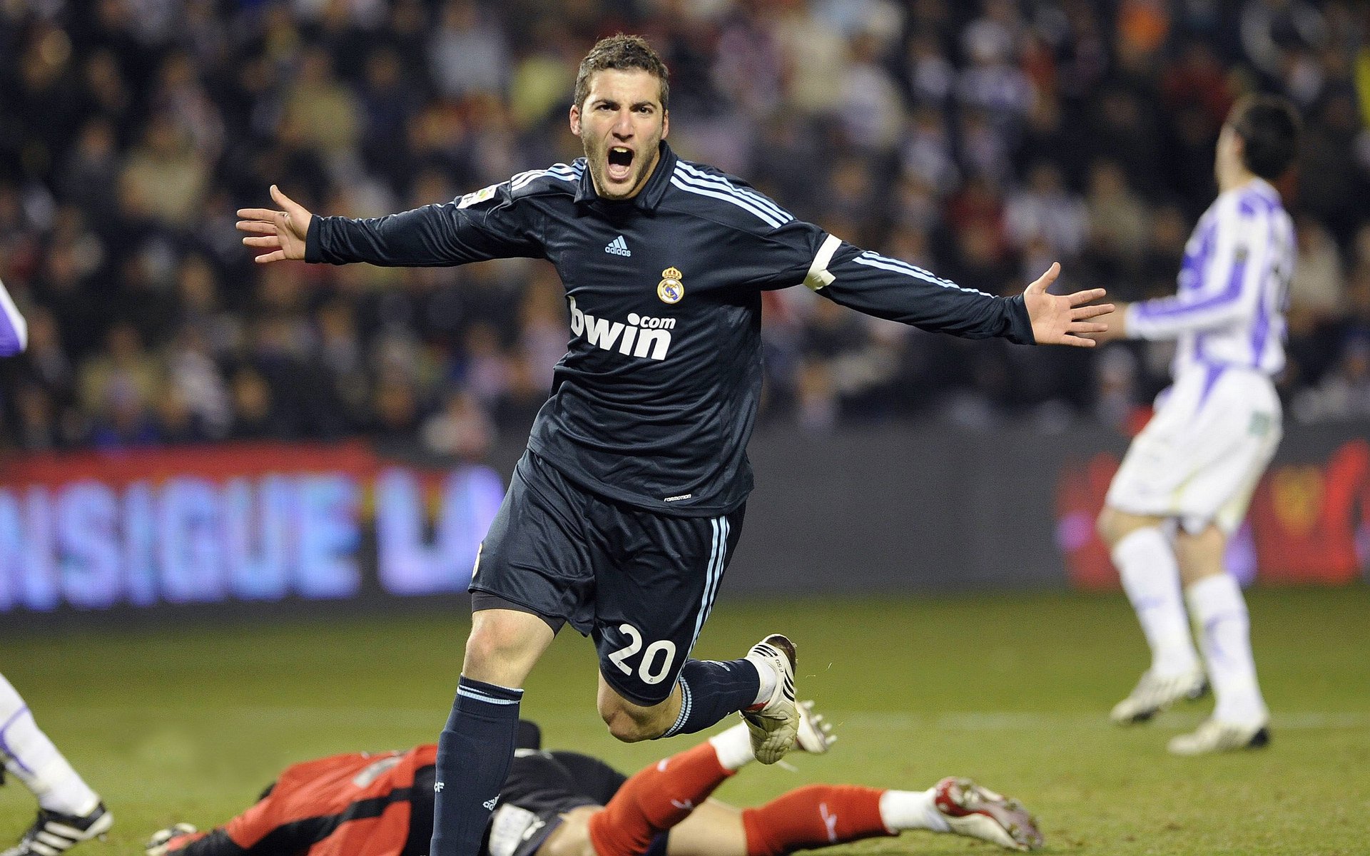 开云体育登录-炸裂！F1揭幕战他杀疯了！阿克进攻模式全程在线，对手直呼绝望